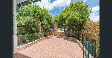 Ideal Location in Victoria Park! - Photo 3