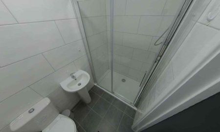 1 bedroom in a house share to rent - Photo 2