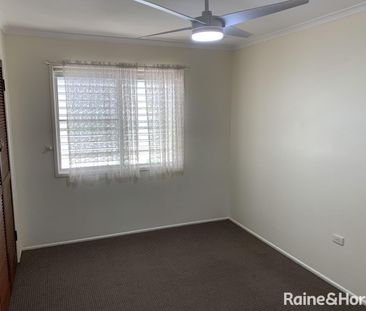 Spacious Family Home in a Quiet Cul-de-Sac! - Photo 4