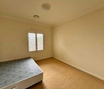 Elegant Two-Storey Home with Pool and Stones throw to Kalinga Park - Photo 6