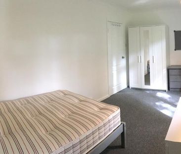 3 bedroom flat to rent - Photo 4