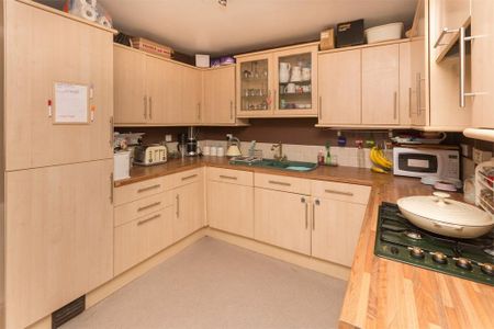 3 bedroom semi-detached house to rent - Photo 4