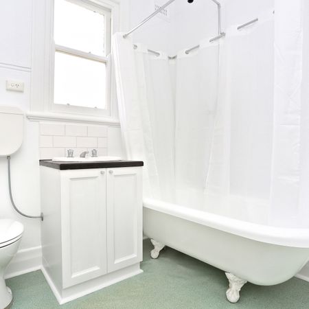 Superb Location, Amazing Value - Photo 3
