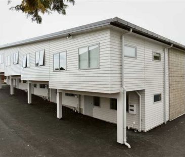 This beautiful and modern upstairs unit is just a 5-minute walk to ... - Photo 3