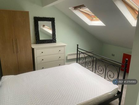 3 bedroom flat to rent - Photo 3