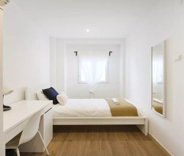 Rooms for rent in 9-bedroom apartment in Avenidas Novas, Lisbon - Photo 6