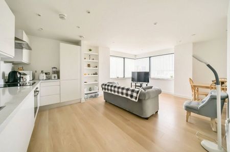 2 Bedroom Flat / Apartment - Ocean Way, Ocean Village - Photo 2