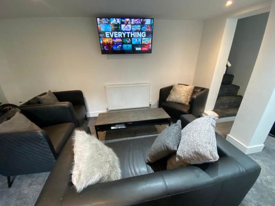 Rosemont Walk (Room 1), Bramley, Leeds - Photo 1