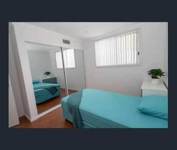 Luxurious 4-Bedroom Duplex, Walk to the Train, Three Stops to Parra... - Photo 2