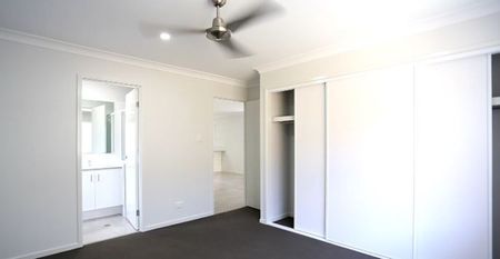 Family Home Located In The Pimpama Village - Photo 3