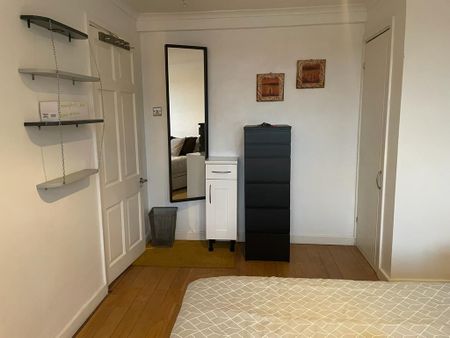 Room in a Shared House, The Willoughbys, SW14 - Photo 4