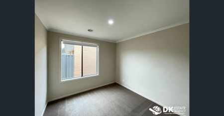 Spacious Family Home in Quiet Court Location - Photo 2