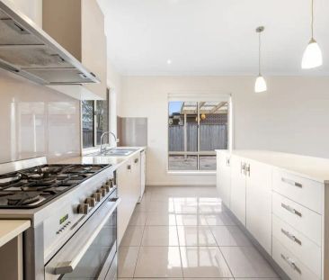 “Your Perfect Family Haven Awaits in Prime Point Cook Location” - Photo 1