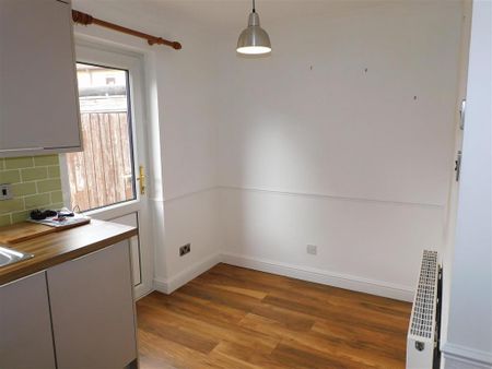 2 bedroom end of terrace house to rent - Photo 5