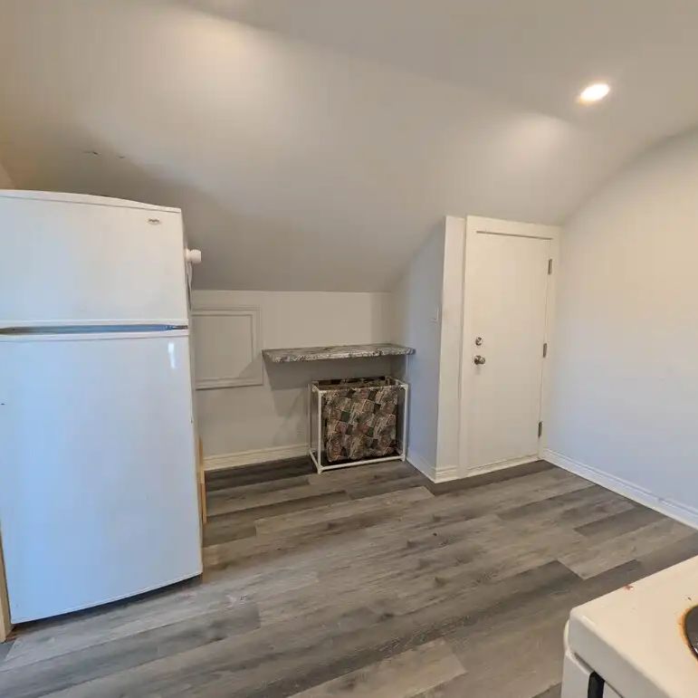 191 Burgar Street - 4 — 1 Bedroom - Photo 1