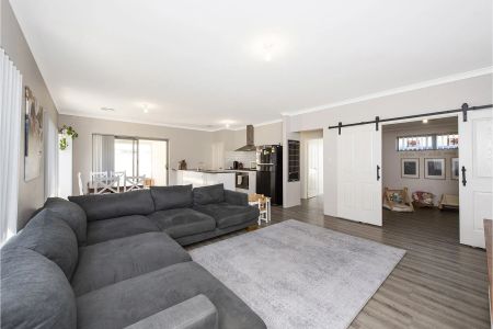 Stylish, Spacious & Seconds from the Sea - With Rear Roller-Door Access - Photo 3