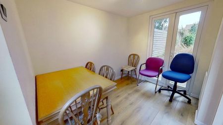 4 bedroom semi-detached house to rent - Photo 4