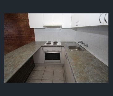 TIDY ONE BEDROOM APARTMENT RIGHT IN THE HEART OF BONDI JUNCTION - Photo 2