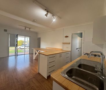 Family Home - 4 Beds / 2 Bathrooms / Wood Fire Heating. - Photo 6