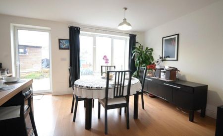 3 bedroom end of terrace house to rent - Photo 2