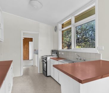 Comfortable Family Home in Prime Glen Waverley Location - Photo 6