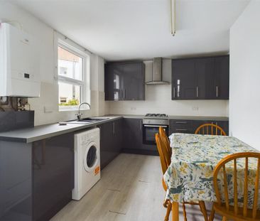 4 bedroom terraced house to rent - Photo 6