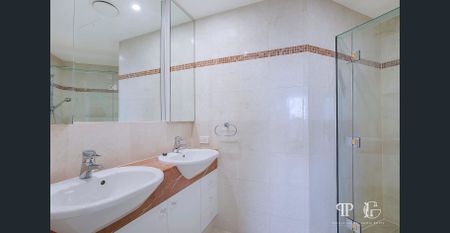 Sophisticated Riverside Penthouse with Iconic Story Bridge & City Skyline Views - Photo 3