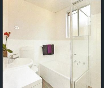 Tidy 2 bedroom Apartment Overlooking Fontenoy Park - Photo 5