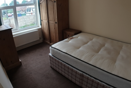 4 bedroom semi-detached house to rent - Photo 2