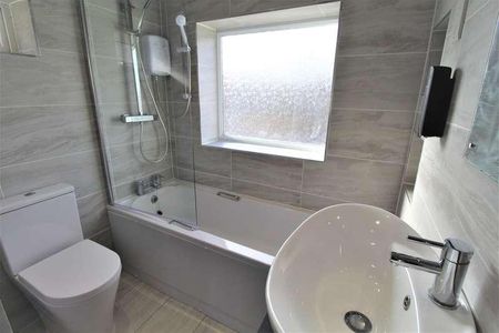 Pooley Green Road, Egham, TW20 - Photo 2