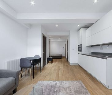 A Spacious, bright, open plan Studio flat with separate bedroom area situated in the centre of Whitechapel a short walk from transport links. - Photo 1