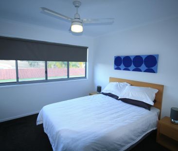 MODERN LOW MAINTENANCE 2 BEDROOM TOWNHOUSE IN CENTRAL GLADSTONE - Photo 2