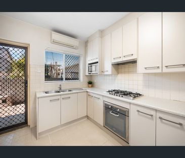 Modern Ground Floor Unit Walking Distance to the Beach - Photo 6