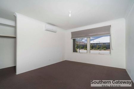 SPACIOUS FAMILY HOME PACKED WITH FEATURES!! - Photo 4