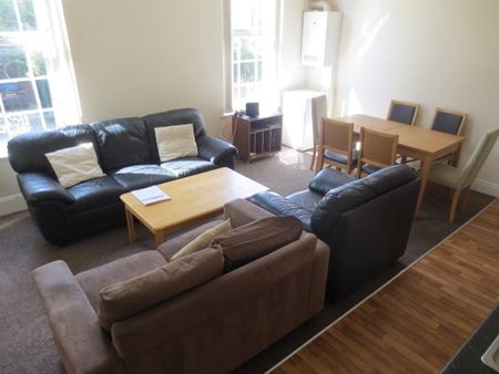 Great 7 Bedroom Property, 19 Dunluce Avenue, Queens Quarter!, Belfast, BT9 7AW - Photo 4