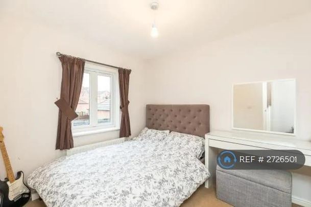 3 bedroom end of terrace house to rent - Photo 1