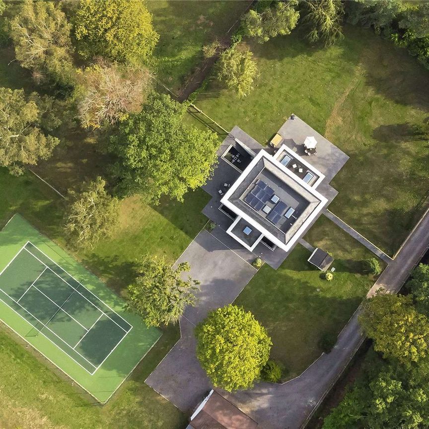 Stylish modern home, set within Burhill Private Estate. - Photo 1