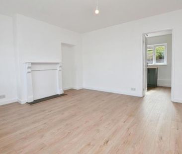 Ocean present this newly refurbished 3 bedroom family house on Glyn... - Photo 1
