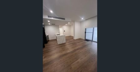 Modern and Spacious One Bedroom Apartment! - Photo 2