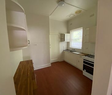 Charming 1930s Art Deco Duplex in a Quiet, Convenient Location - Photo 4