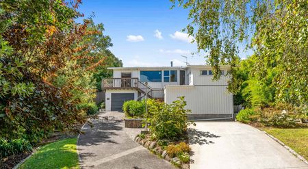 Spacious Family Home in a Prime Location - Photo 4