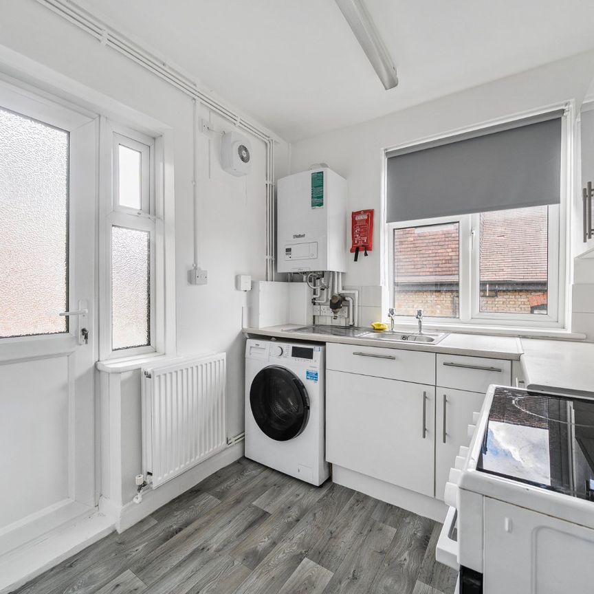 Montague Road, London, SW19 - Photo 1