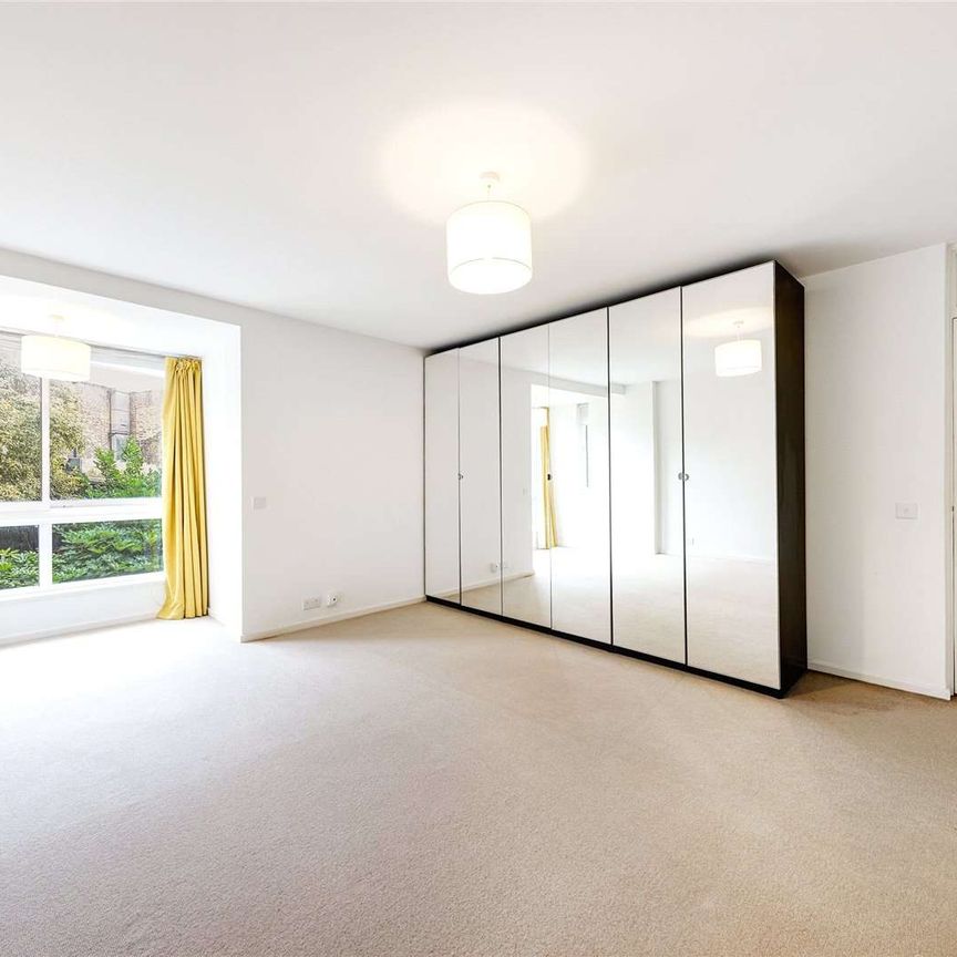 A spacious first floor two bedroom flat in Valiant House. - Photo 1