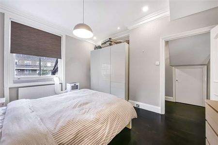 A two-bedroom apartment situated on St. John's Wood High Street. - Photo 2