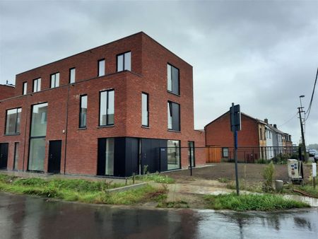 luxueuze nieuwbouw villa met grote tuin, 2 autostaanplaatsen en 12 zonnepanelen - Foto 2