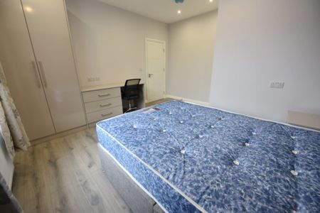 2 bedroom Flat in Cardigan Road, Leeds - Photo 3