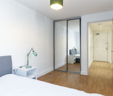 Spacious and modern apartment overlooking a well maintained courtya... - Photo 6
