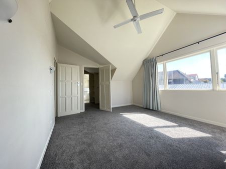 Solid, Spacious and Sunny family home! - Photo 5