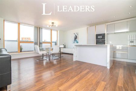 3 bedroom flat to rent - Photo 2