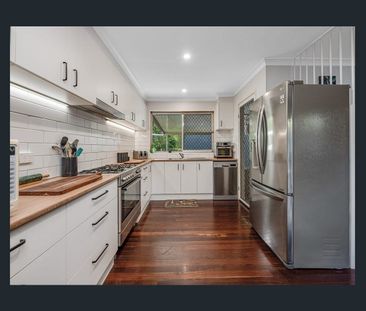 Spacious Family Home in Landsborough - Photo 2